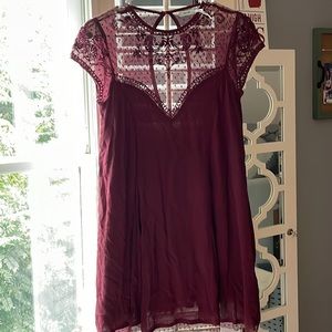 Dress with lace detail. Maroon/wine in color